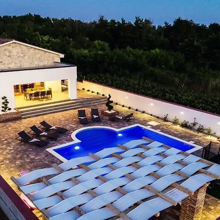 Mary With Heated Pool And Sauna *