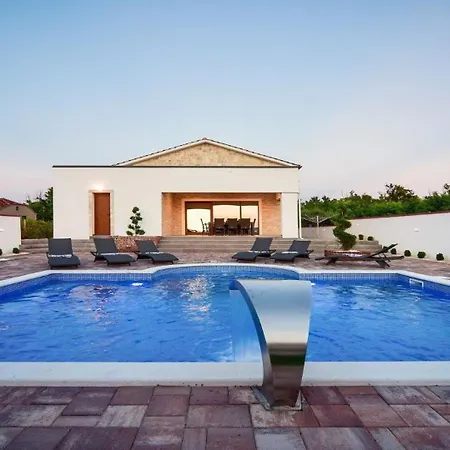 Mary With Heated Pool And Sauna